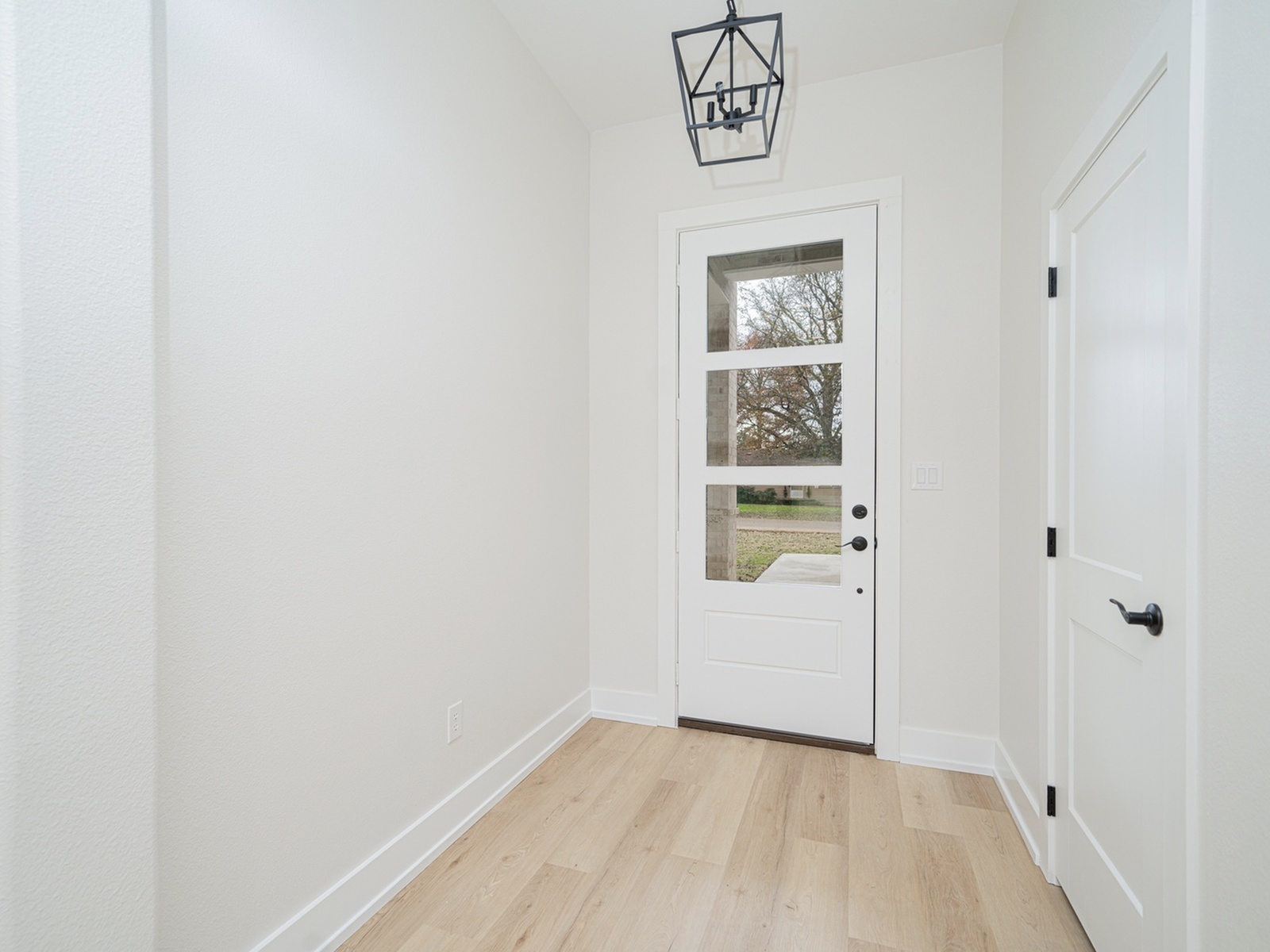 entryway-with-modern-lighting-premium-home-builders-east-texas